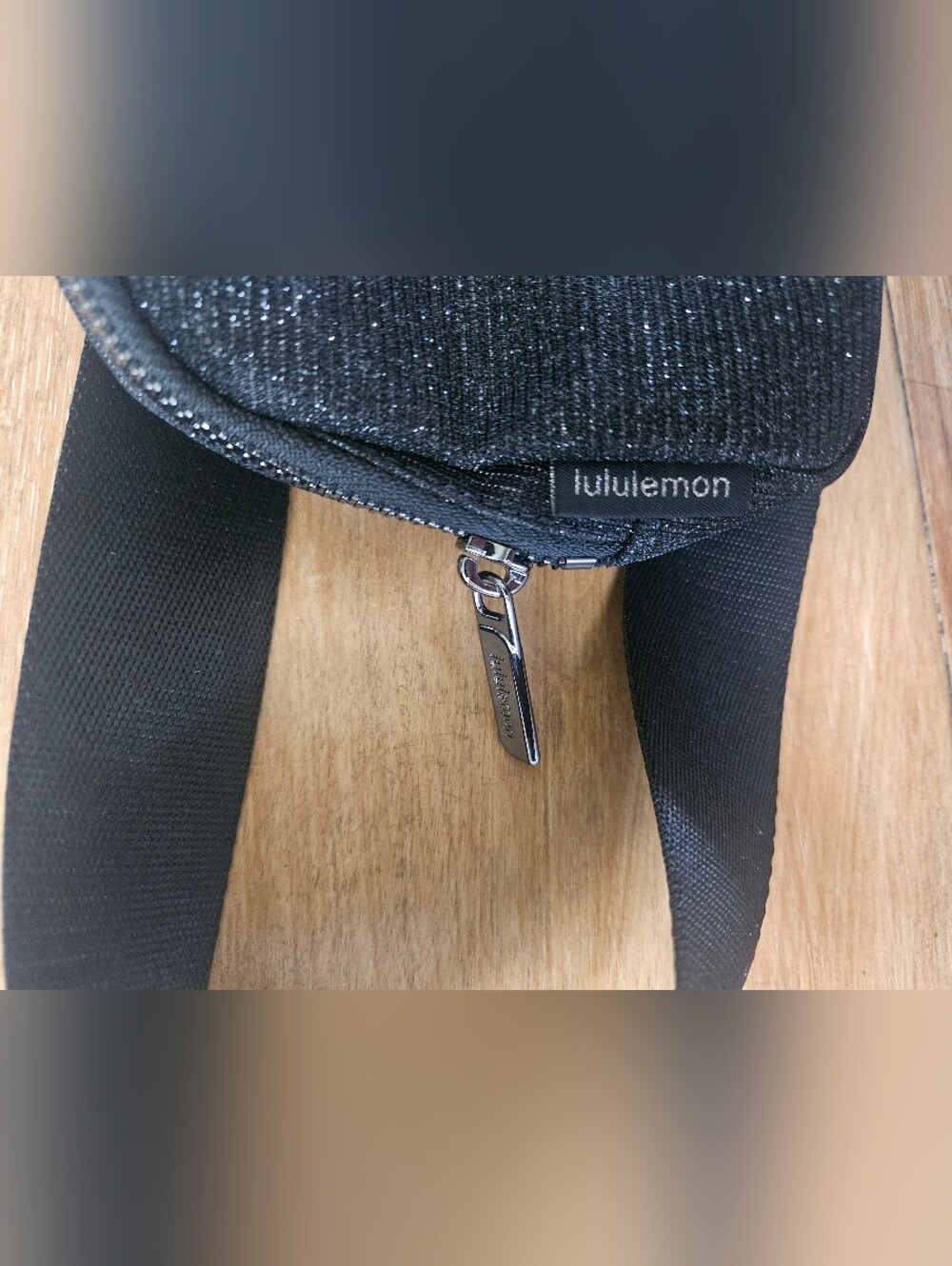 Lululemon Everywhere Belt Bag Metallic (Black / Silver) - Picture 2 of 6
